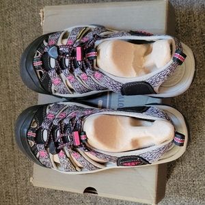 Keen Newport H2 Black/Bright Rose Women size 6.5